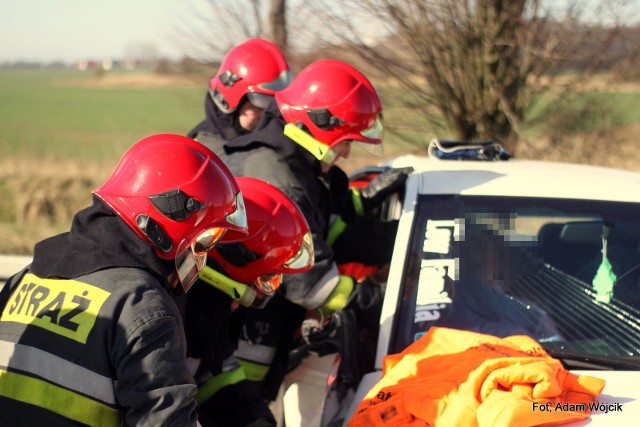 Do wypadku doszło na skrzyżowaniu drogi krajowej numer 6 z drogą 166. Według wstępnych ustaleń kierowca audi wymusił pierwszeństwo przejazdu. Jedna osoba została rana w tym zdarzeniu drogowym i została przewieziona do szpitala w Koszalinie.  Droga w tym miejscu jest przejezdna. Zobacz także: Wypadek w Manowie 