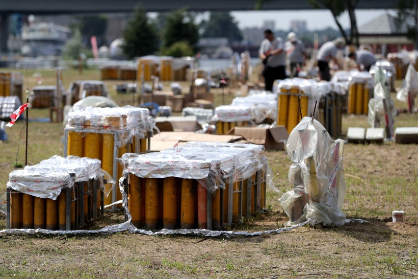 Przygotowania do festiwalu fajerwerków Pyromagic w...