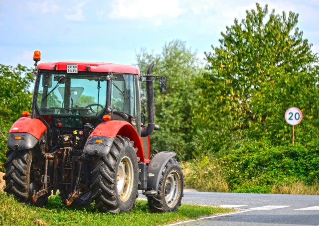 Ciągnik, zwany też traktorem, musi poruszać się z zachowaniem przepisów ruchu drogowego.