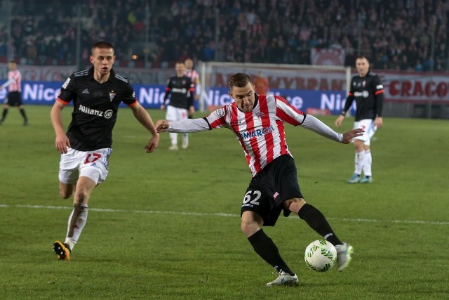 Dominik Sadzawicki (Górnik Zabrze) – Leszek Ojrzyński musiał przekląć w duchu wszystkie kontuzje, patrząc na to, co wyprawiał Sadzawicki. A dlaczego akurat kontuzje? Bo to właśnie problemy zdrowotne uniemożliwiły występ Pawłowi Golańskiemu, który na 99% (każdemu zdarza się przecież chwila słabości) nie popełniłby takich błędów, jak Sadzawicki. Prawy obrońca zawiódł najbardziej przy pierwszym golu dla rywali, kiedy nie zatrzymał szarżującego Bartosza Kapustki.