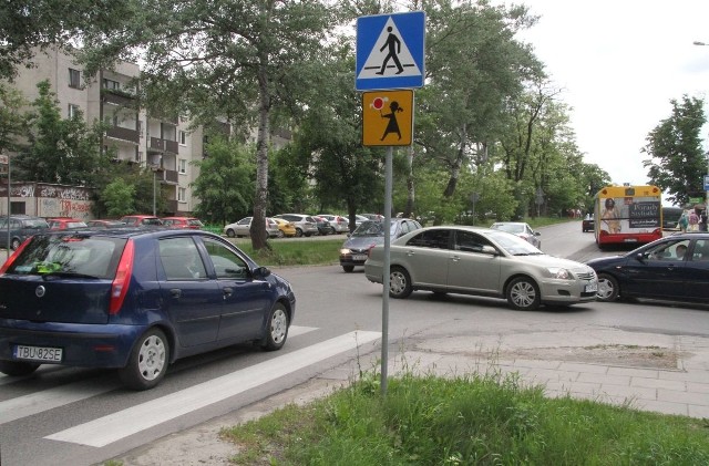 Na  skrzyżowaniu kierowcy nie mogą zjechać z głównej drogi z powodu sporego natężenia ruchu.