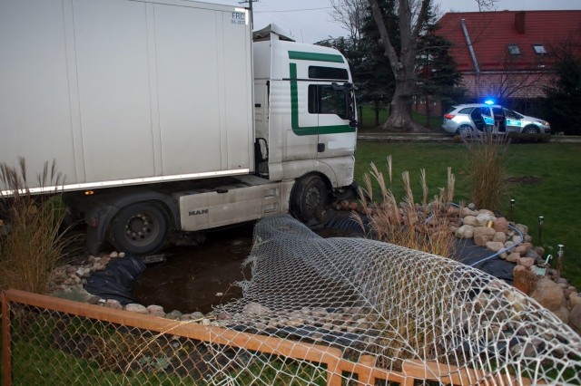 W czwartek przed godziną 15 doszło do kolizji w Sycewicach. Kierowca TIR-a zjechał z drogi i wjechał na teren prywatnej posesji. Zniszczone zostało ogrodzenie oraz oczko wodne znajdujące się na podwórku. Na szczęście nikt nie ucierpiał w tym zdarzeniu.