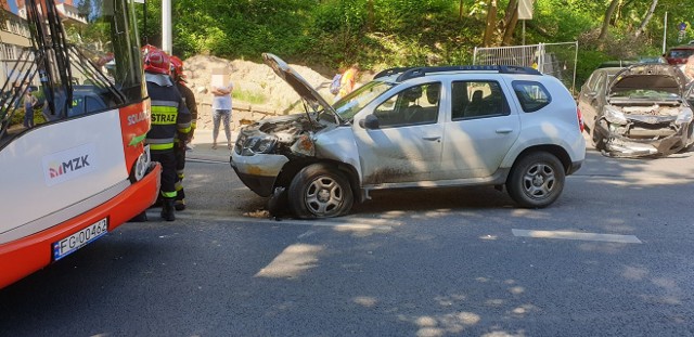 Do groźnie wyglądającego zderzenia doszło w poniedziałek, 17 czerwca, na ul. Walczaka w Gorzowie Wlkp. Autobus MZK linii 124 zderzył się z dwoma samochodami osobowymi. Sytuacja miała miejsce na wysokości dawnego szpitala dziecięcego, obecnie Villa Park.Kolizja miała miejsce około godziny 10. Uczestniczył w niej autobus MZK i dwa samochody osobowe: dacia i toyota. Ze wstępnych ustaleń wynika, że w zderzeniu nikt poważnie nie ucierpiał, chociaż pasażerowie autobusu z pewnością najedli się strachu. Wszyscy opuścili pojazdy o własnych siłach. Mimo wszystko na miejsce przyjechały karetki pogotowia. Medycy sprawdzają jaki jest stan osób, które uskarżają się na bóle. Przyjechali też strażacy, którzy zabezpieczyli miejsce zdarzenia. Szczegóły wypadku ustalają policjanci.Aktualizacja: Godzina 11.15Policja wie już, jak doszło do zderzenia. Wszystko zaczęło się od toyoty yaris, za kierownicą której siedziała kobieta, chcąca włączyć się do ruchu na ul. Walczaka. – Nie ustąpiła pierwszeństwa jadącej z góry w stronę centrum miasta dacii – mówi Maciej Kimet z zespołu prasowego Komendy Wojewódzkiej Policji w Gorzowie Wlkp. Dacia po zderzeniu z toyotą wypadła na przeciwległy pas ruchu i wtedy uderzyła w nadjeżdżający z naprzeciwka autobus.Wszyscy kierowcy byli trzeźwi. Do szpitala na obserwację zabrano dwoje pasażerów autobusu.Zobacz też wideo: Tragiczna bójka w Sulęcinie. Nie żyje 51-letni mężczyzna