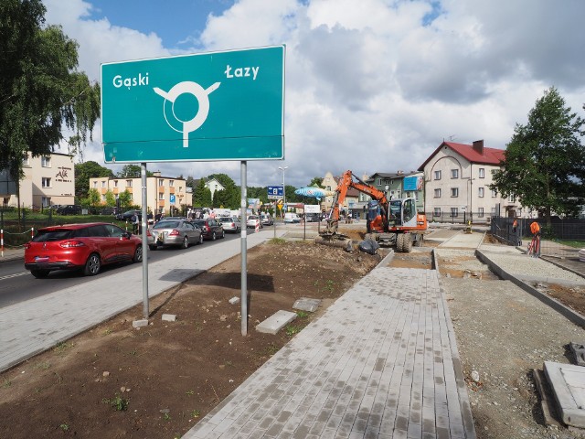 Przebudowywany jest wielki parking przed starą restauracją „Mewa”, dobudowywany jest nowy odcinek ścieżki rowerowej.