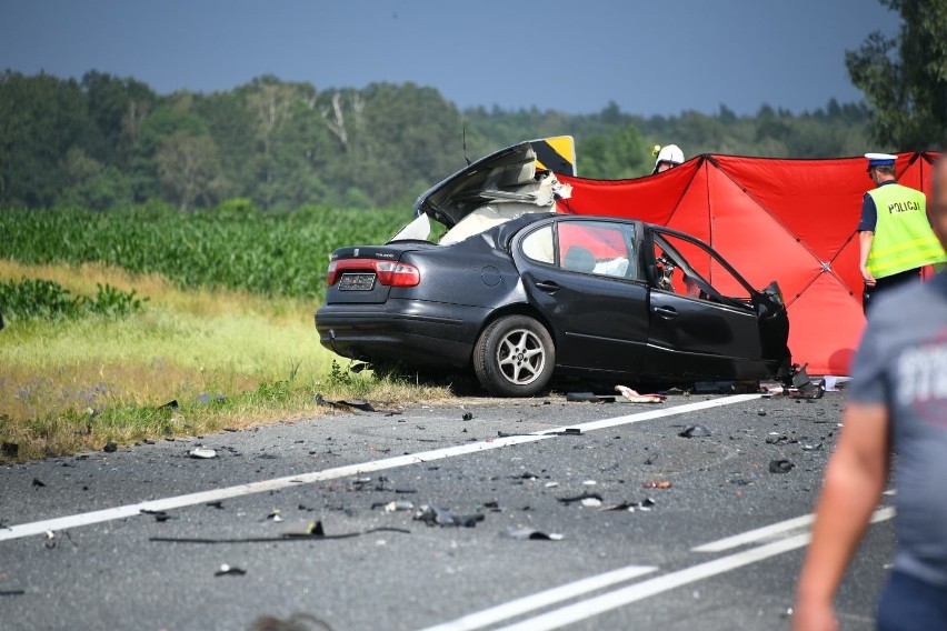 Tragiczny wypadek w Krzepicach. Zderzenie samochodu osobowego z ciężarówką. Nie żyje jedna osoba