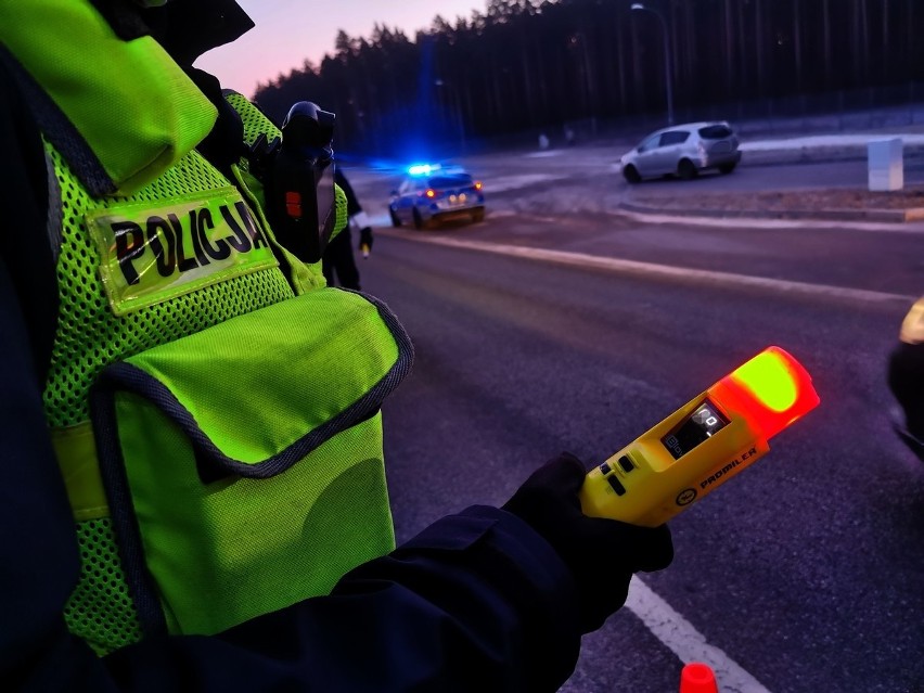 Chciał wsiąść za kierownicę pod wpływem alkohol. Świadkowie zabrali mężczyźnie kluczyki. Badanie alkomatem wykazało blisko 3,5 promila