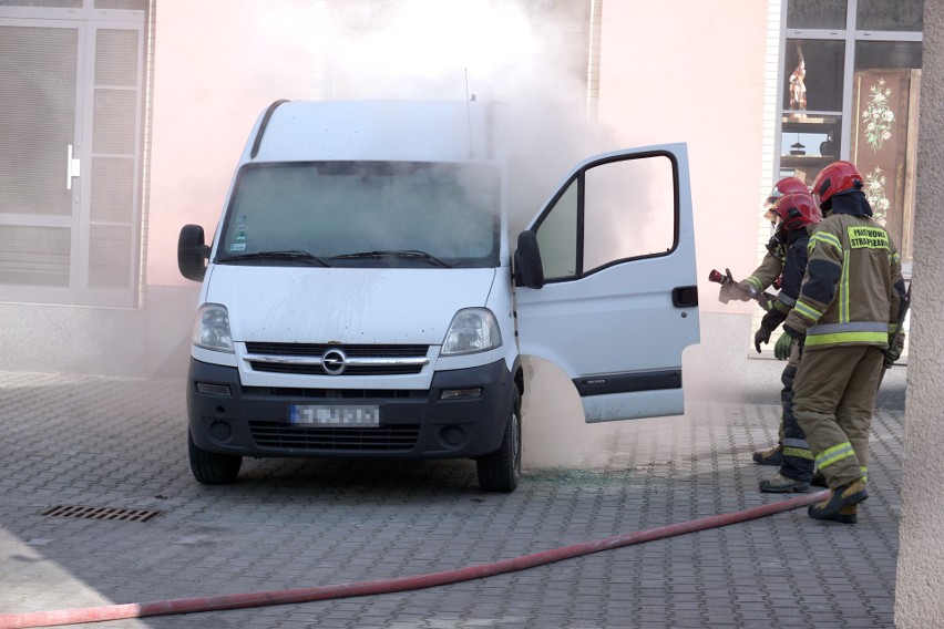 Dym w samochodzie przy Wólczańskiej, pożar w mieszkaniu przy Gdańskiej