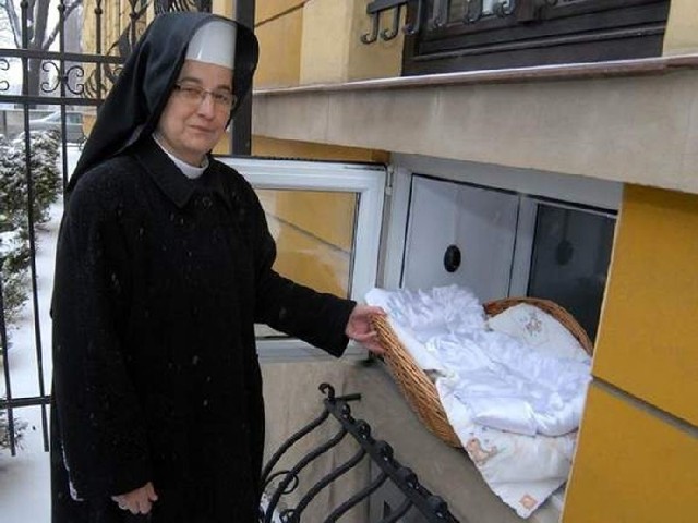Siostra Dominika: - Pozostawienie noworodka w "Oknie&#8221; gwarantuje pełną anonimowość rodziców.