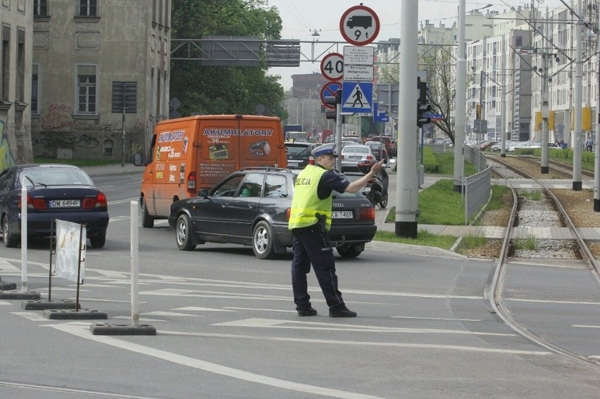 Wrocław: Niewybuch przy Traugutta. Ulica była zablokowana (ZDJĘCIA)