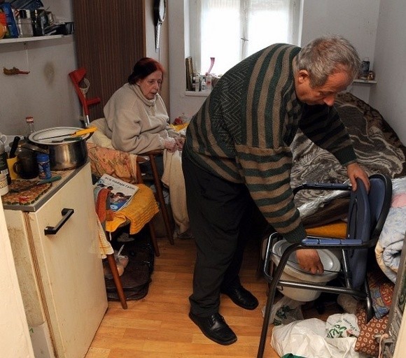 Zdjęcie zrobione zostało w drzwiach do lokalu. W takich warunkach żyje ponad osiemdziesięcioletnia kobieta. Znajduje się tu piec, którym używając go poprzednia lokatorka zaczadziła się.