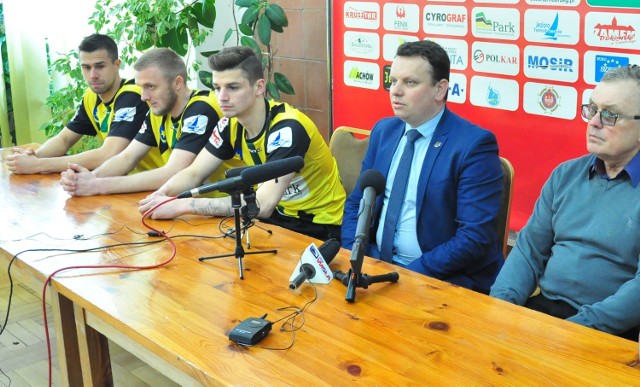 Prezes Spółki Akcyjnej Siarka, Dariusz Dziedzic (drugi z prawej), podkreśla że tarnobrzeski klub zasługuje na grę na centralnym szczeblu rozgrywek.
