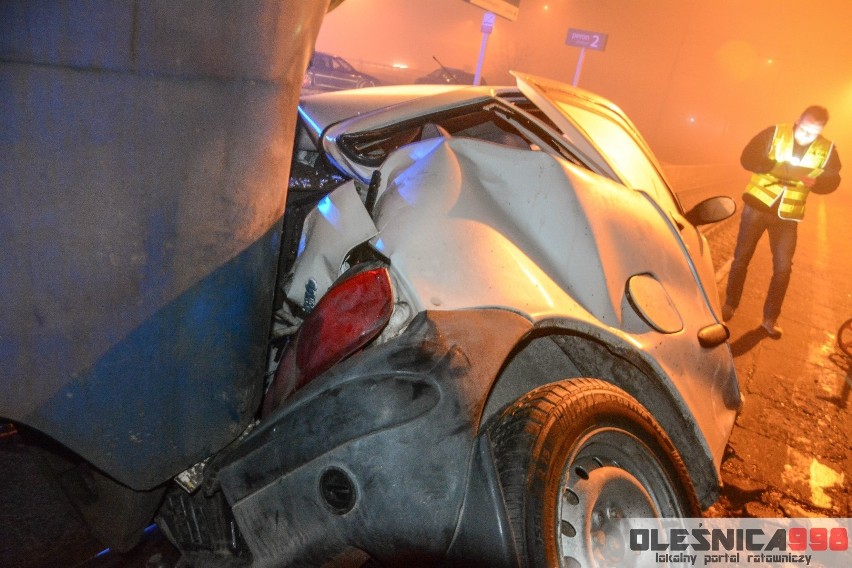 Wypadek pod Oleśnicą. Pociąg zmiażdżył auto osobowe (ZDJĘCIA)