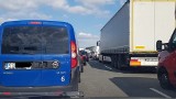 Wypadek na autostradzie A4. Samochód przekoziołkował na przeciwległy pas ruchu! Droga jest częściowo zablokowana. Jedna osoba w szpitalu