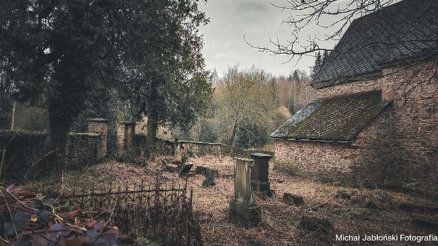 Mroczny kościół i cmentarz w Okrzeszynie gminie Lubawka jest...
