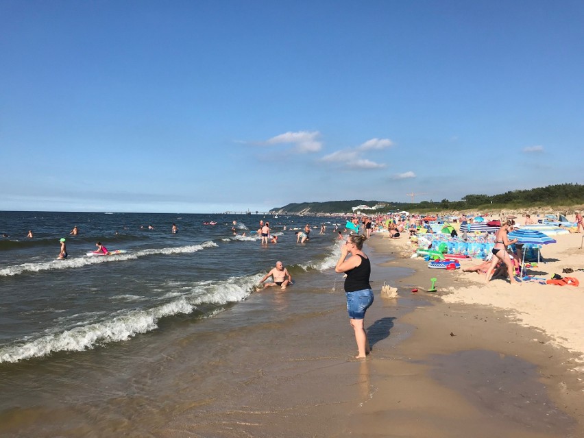 Weekend w Międzyzdrojach. Turyści wypoczywają na plaży i promenadzie [ZDJĘCIA]