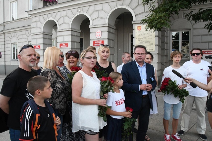 Konferencja Andrzeja Szejny wraz z członkiniami stowarzyszenia Polityka dla Was na kieleckim Rynku [WIDEO, ZDJĘCIA]