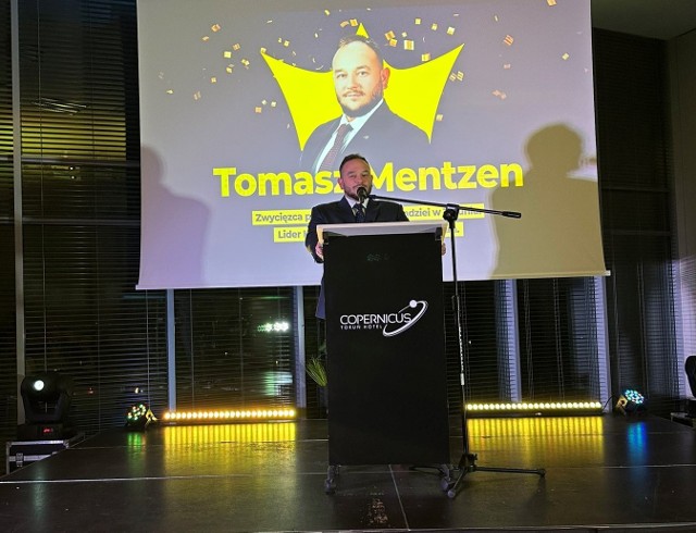 Tomasz Mentzen przemawia podczas piątkowych prawyborów Nowej Nadziei