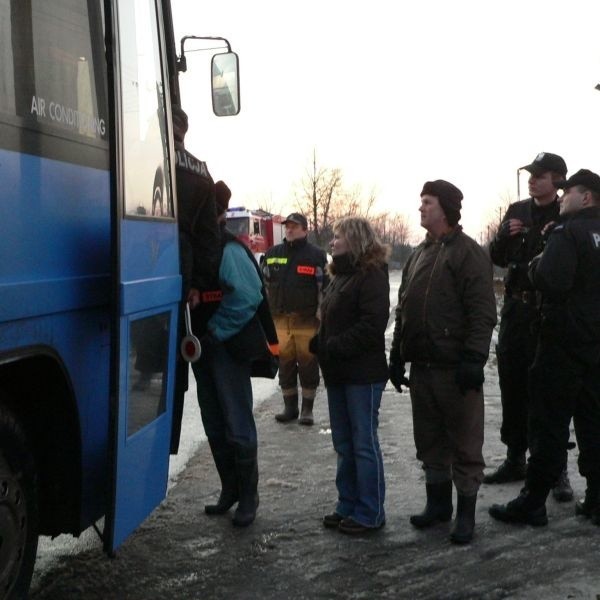 Policjanci przypuszczali, że kobieta może wracać do domu autobusem. Na trasie z Niska do Cisowa-Lasu zatrzymywali i sprawdzali każdy kursowy autobus.