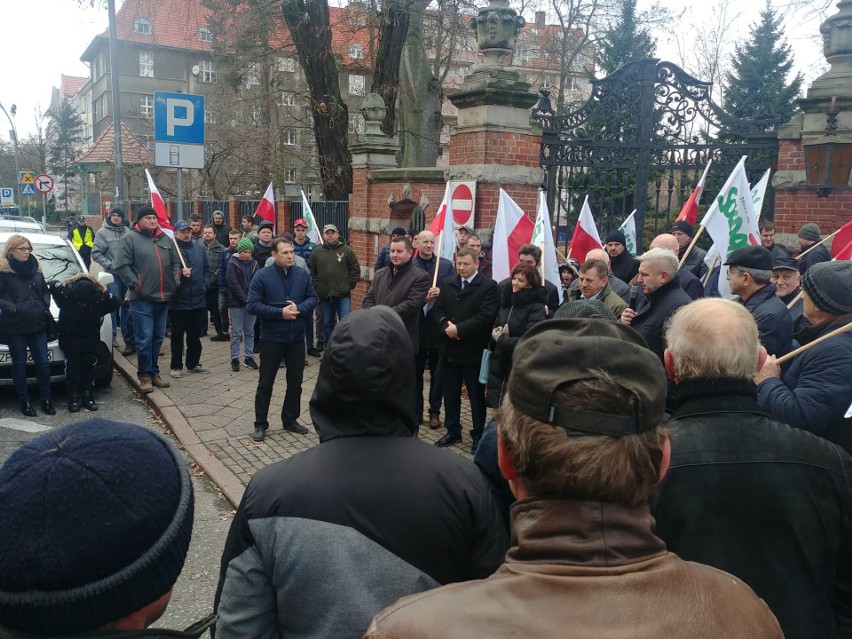 Rolnicy spotkali się przed urzędem wojewódzkim w Szczecinie...