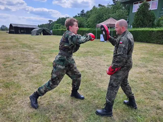 Podczas szkolenia uczestnicy zostali podzieleni sekcje. Każdej z nich towarzyszył „duch” – żołnierz, który od początku, aż do końca szkolenia towarzyszył grupie, przeprowadzał przez punkty szkoleniowe i dbał o jej bezpieczeństwo. Uczestnicy mieli także okazję w ramach przerwy śniadaniowej spróbować wojskowych racji żywnościowych. Trening zakończył się wręczeniem certyfikatów przez kierownika zajęć i pamiątkowego zdjęcia. To był gorący i długi dzień, więc na koniec o uzupełnienie kalorii u uczestników zadbali logistycy, którzy zapewnili wojskową grochówkę i kiełbasę z grilla.