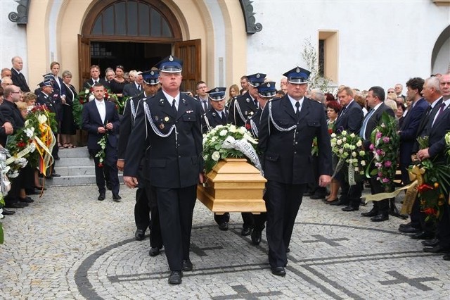 Setki ludzi uczestniczyły w ostatnim pożegnaniu byłego wójta gminy Komprachcice.