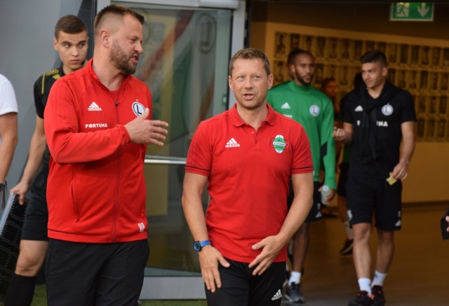 Dariusz Banasik (z prawej) zdradził po meczu z Legią m.in., że Jakub Wawszczyk jest już nowym zawodnikiem Radomiaka Radom.