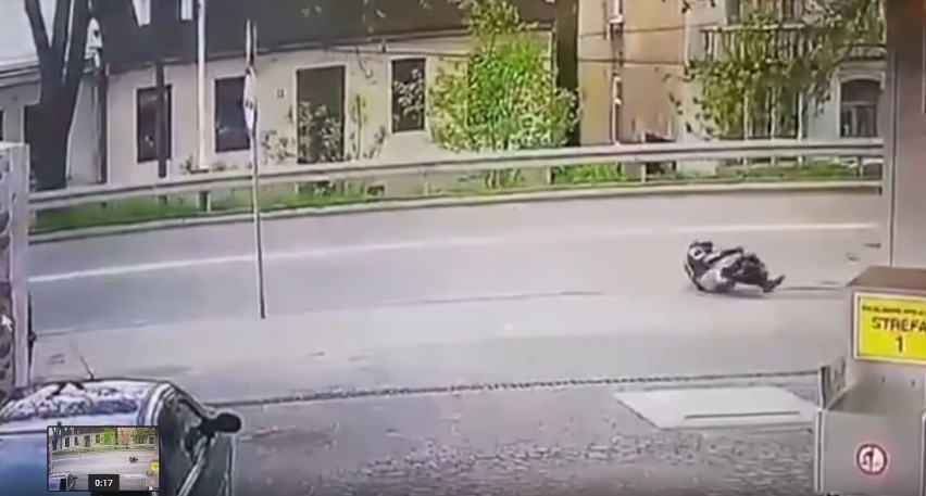 Wypadek motocyklisty. 28-latek stracił nogę. Szokujące zachowanie świadka! [wideo]