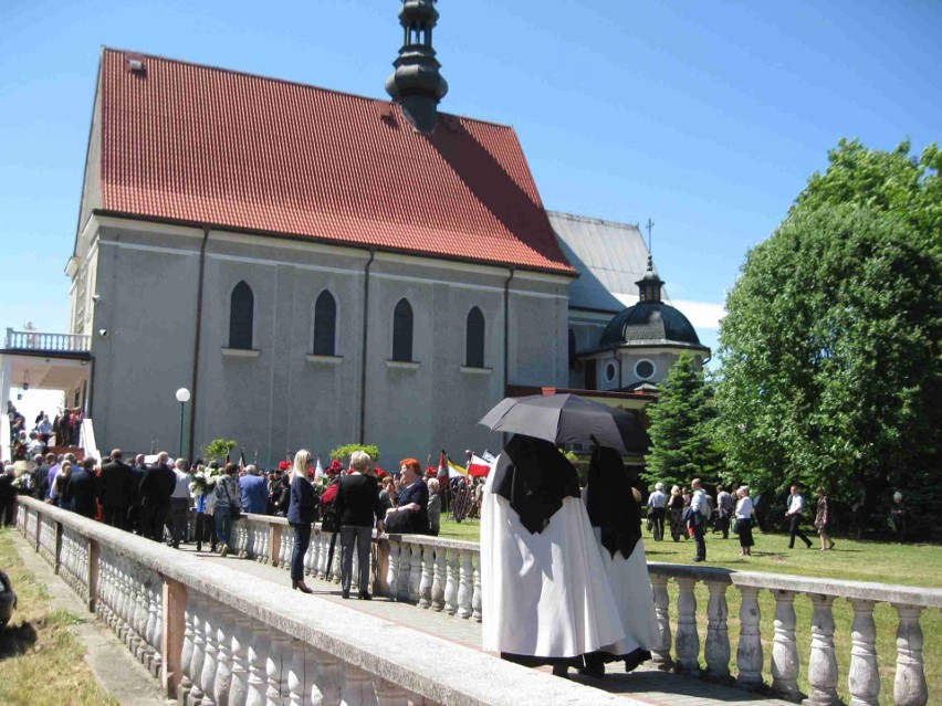 Przy pięknej pogodzie pożegnaliśmy w Kałkowie księdza infułata Czesława Walę (ZDJĘCIA)