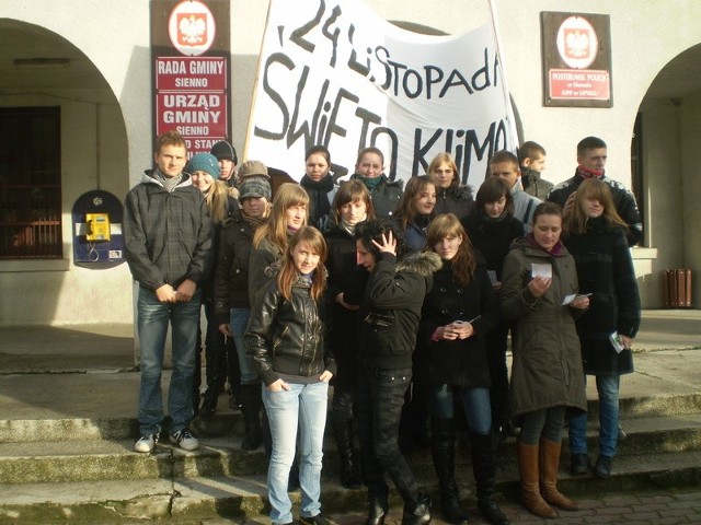 Młodzież z Zespołu Szkół Ogólnokształcących i Policealnych w Siennie zgromadziła się z transparentem "Święto Klimatu&#8221; pod urzędem gminy.  