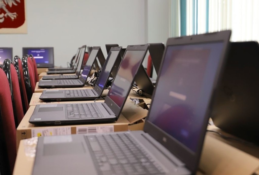 Ostrołęka. Komputery dla uczniów i nauczycieli. Dla niektórych to jedyna możliwość skorzystania z nauczania online