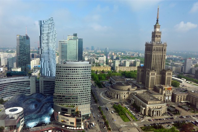 Ranking jakości życia po pandemii w miastach Europy. Warszawa uzyskała w tym roku 73,6 punktów na 100 możliwych i wśród 38 uwzględnionych miast europejskich (wliczając w to Stambuł i Baku) bliżej jej jest do końca listy niż jej liderów
