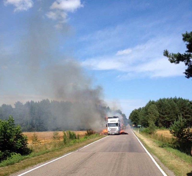 Na drodze Milejczyce - Żerczyce doszło do pożaru samochodu przewożącego słomę