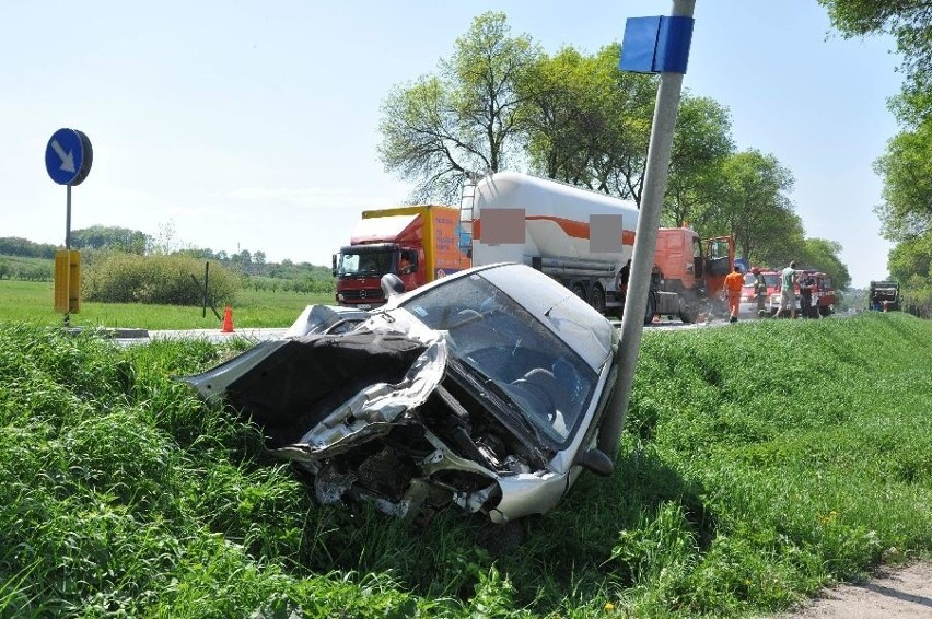 Zderzenie volvo z cysterną. Auto osobowe mocno roztrzaskane 