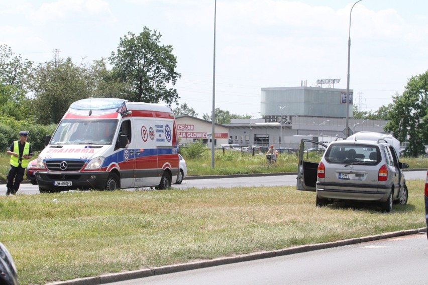 Wypadek przy Koronie. Opel uderzył w volkswagena, dwie kobiety są ranne [ZDJĘCIA]