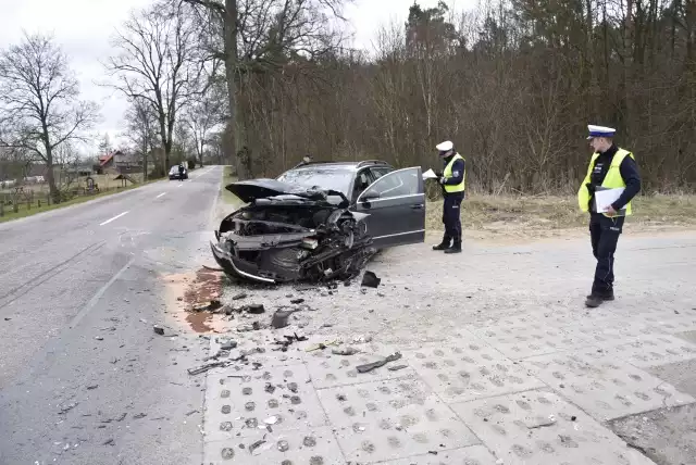Do wypadku z udziałem trzech samochodów doszło w Płachtach, w gm. Liniewo. Dwie osoby trafiły do szpitala
