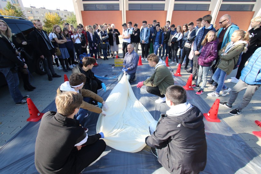 Niezwykły eksperyment w kieleckiej szkole. Ogromny balon uniósł się w powietrze (WIDEO, zdjęcia)