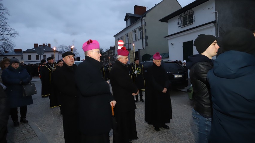 Miejska Droga Krzyżowa przeszła ulicami Kielc. Przewodniczyli jej biskupi, a krzyż nieśli przedstawiciele różnych środowisk. Zobacz zdjęcia 