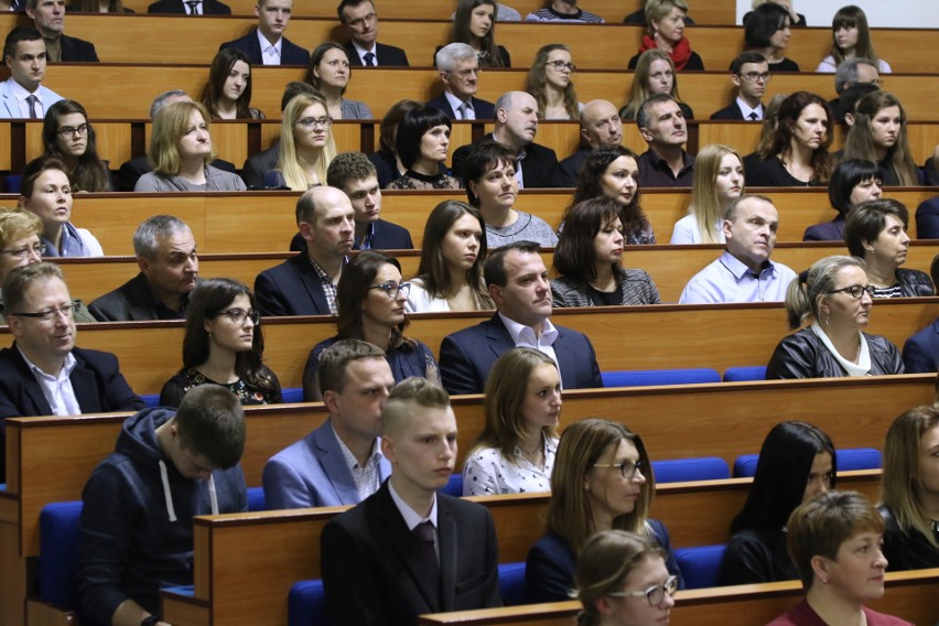 Uczniowie szkół z powiatu pińczowskiego odebrali stypendia premiera. Zobacz, kto i ile dostał (ZDJĘCIA, WIDEO)