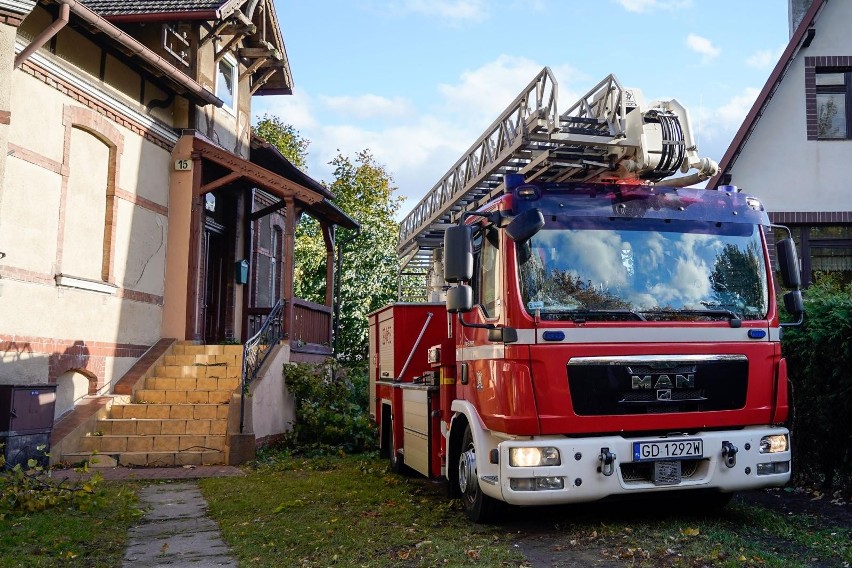 Drzewo złamane przez wiatr uderzyło w dach domu w Gdańsku...