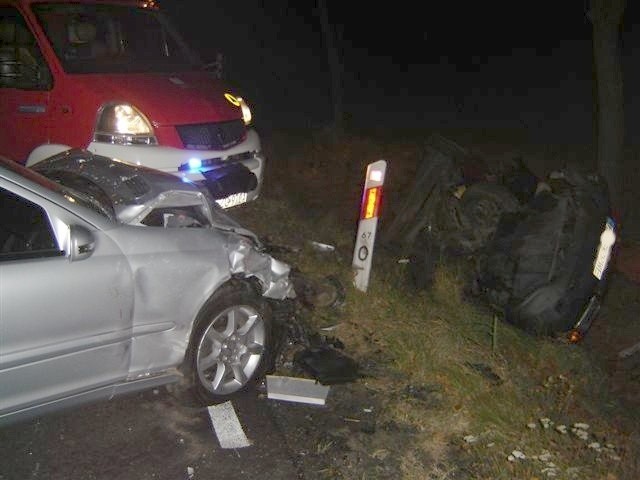 Kierowca mercedesa doznał obrażeń klatki piersiowej i został przewieziony do szpitala w Nowej Soli