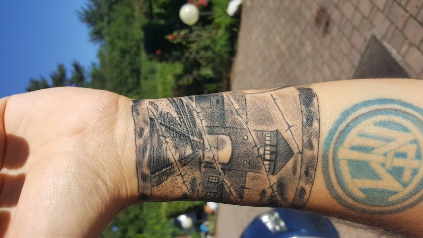 Tatuaże na pamiątkę ofiar z Auschwitz. To właściwe?