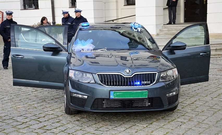 Kilka godzin patrolowali ulice nową skodą policjanci z...