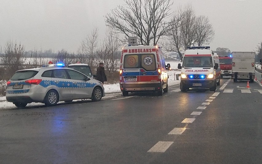 Wypadek na "dwunastce" w Rajcu Szlacheckim koło Radomia. Na skrzyżowaniu zderzyły się bus i terenówka, którą podróżowały dzieci 