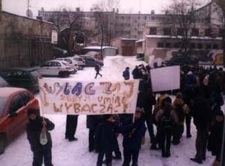 Happening uczniów i nauczycieli na szkolnym boisku. 