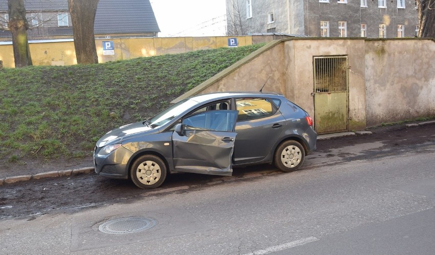 Kolizja w Stargardzie. Drzwi samochodu niemal zostały wyrwane 