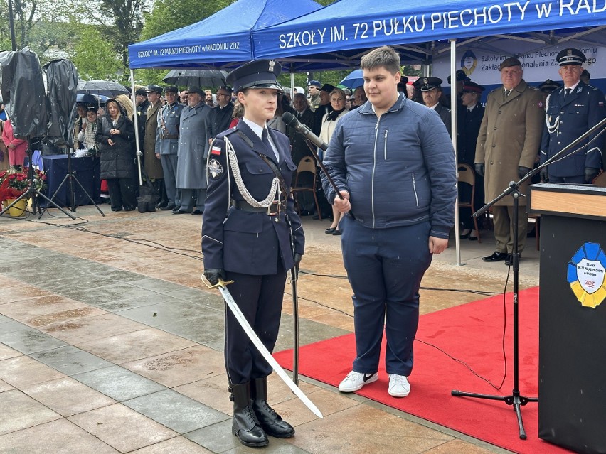 Ślubowanie klas pierwszych Zakładu Doskonalenia Zawodowego w Radomiu. Były pokazy musztry, defilada i stoiska służb mundurowych