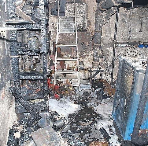 Spalone wnętrze piwnicy domu w Młodowicach.