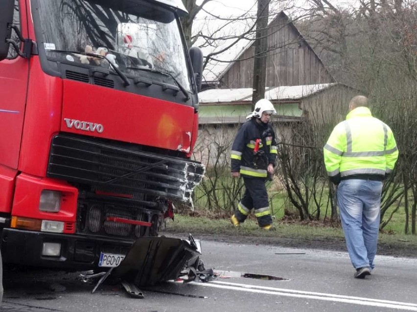 Wypadek w Ruchocicach. Nie żyje kierowca fiata