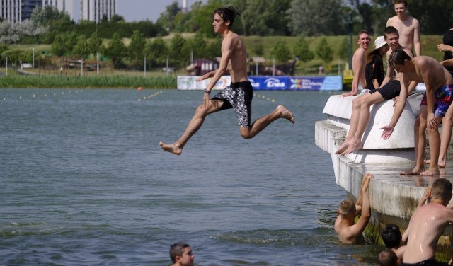 Wysokie temperatury i woda. By poczuć klimat południowej Europy, w niedzielę wystarczyło pojawić się na Malcie... i to tej w Poznaniu. Wiele osób tego dnia postawiło właśnie na wypoczynek nad Jeziorem Maltańskim. Pojawił się tam także nasz fotoreporter. Zobacz w galerii, jak poznaniacy odpoczywali nad Maltą.Przejdź dalej -->