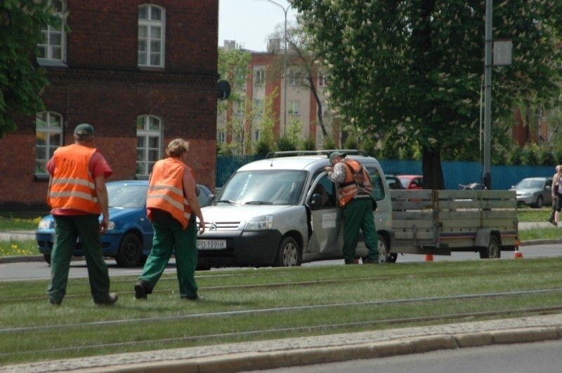 Grunwaldzka: Tramwaj uderzył w samochód ekipy koszącej...